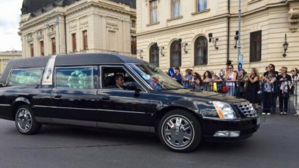 Cortegiul funerar, în drum spre Curtea de Argeș