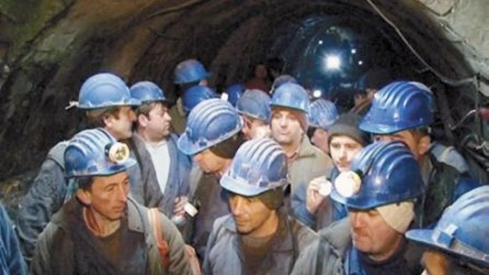 Minerii de la mina de uraniu continuă protestul