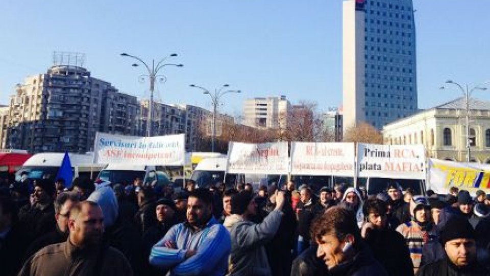 Transportatorii nu renunţă la proteste. Centrul Bucureştiului blocat 