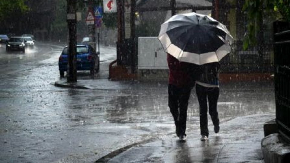 Avertizare meteo. Temperaturi scăzute, ploi şi intensificări ale vântului