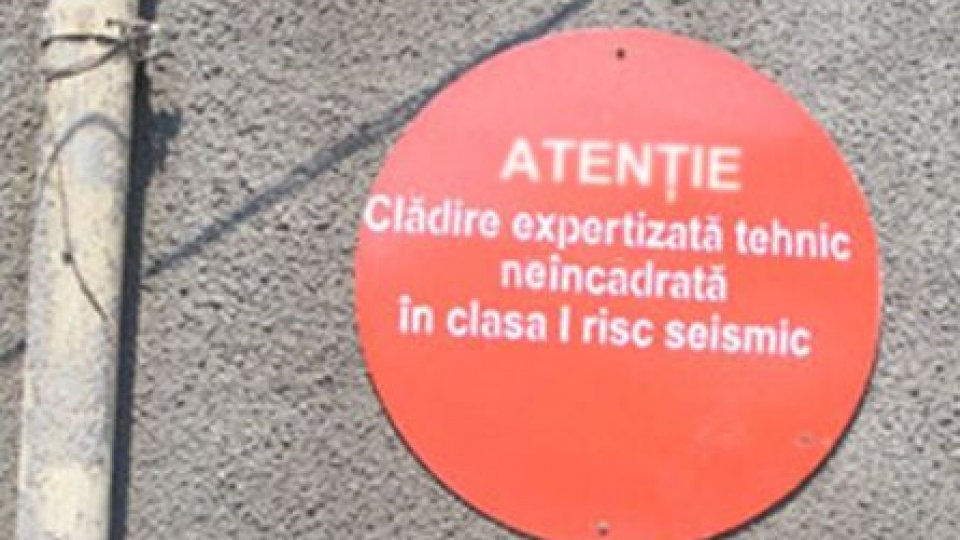 Guvernul vrea să consolideze clădirile cu bulină roşie