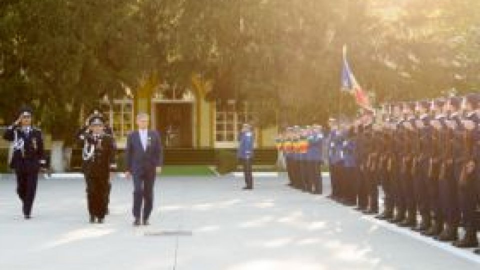 Premierul Cioloş, prezent la depunerea jurământului la Academia de Poliţie