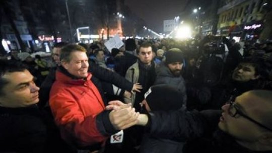 Zeci de mii de oameni au protestat în stradă. Preşedintele Iohannis, printre manifestanţi