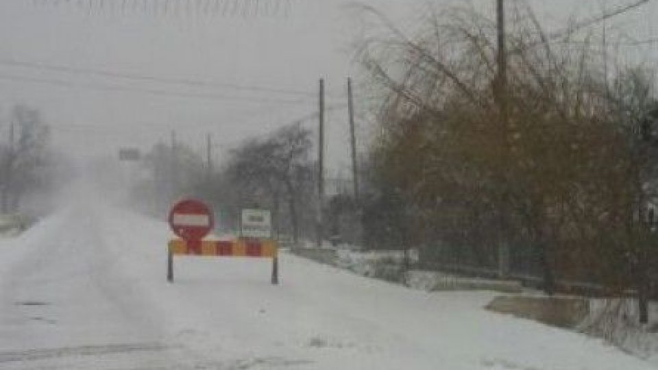 Mai multe tronsoane de drumuri naţionale, închise din cauza zăpezii