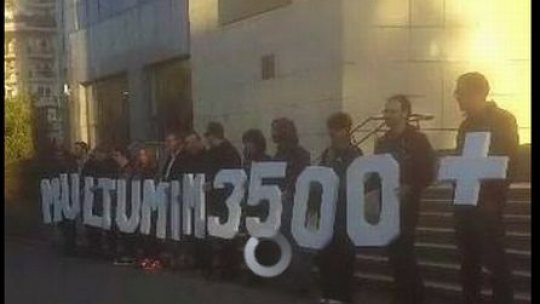 Reprezentanţi ai societăţii civile s-au strâns în faţa instanţelor