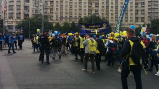 Mii de oameni protestează la sediului Guvernului