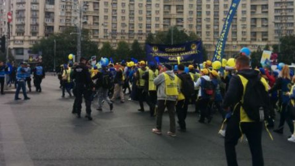 Mii de oameni protestează la sediului Guvernului