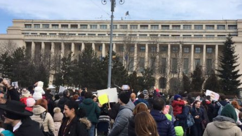 Angajaţii APIA protestează în faţa Guvernului României 