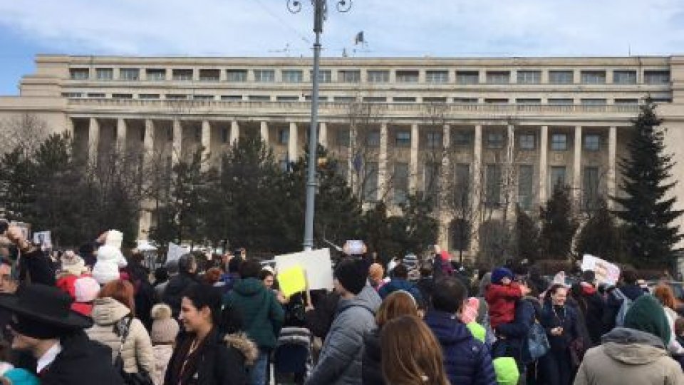 Angajaţii APIA protestează în faţa Guvernului României