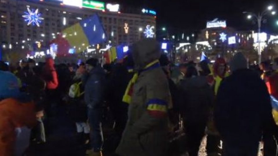 Mii de persoane au protestat în Piața Victoriei