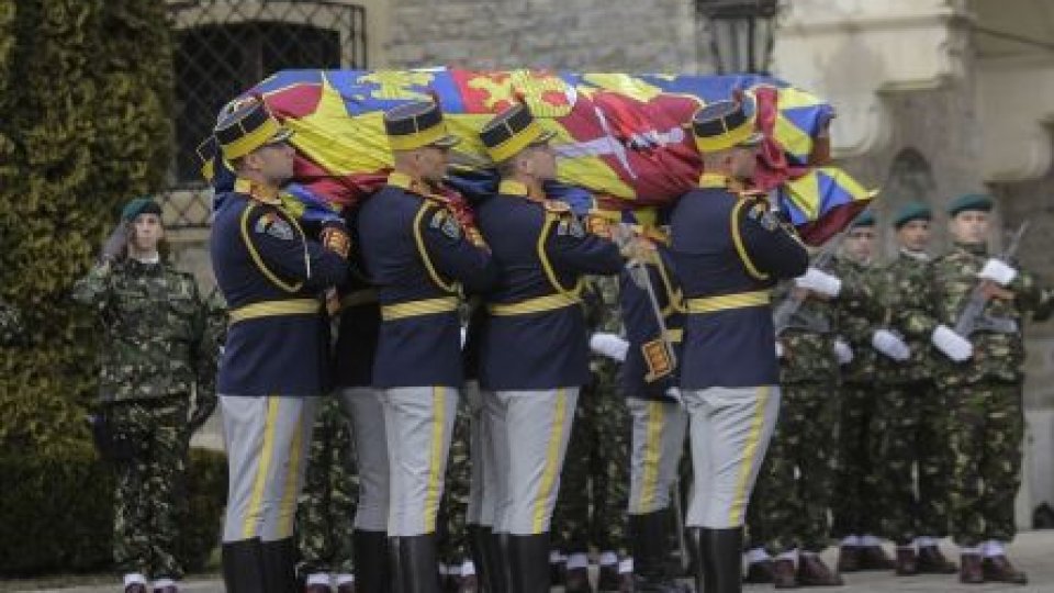 Cortegiul funerar cu sicriul Regelui Mihai a ajuns în Capitală, la Palatul Regal