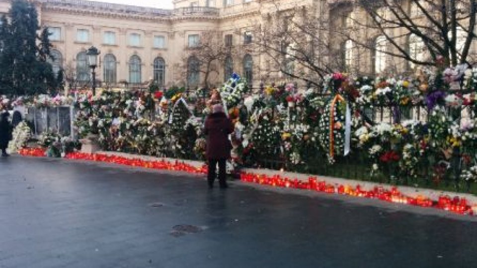 Mii de oameni îi aduc un ultim omagiu Regelui Mihai