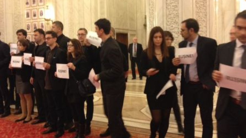 Protest al USR în Parlament împotriva Ordonanţei privind Codurile penale