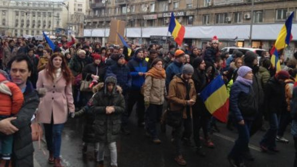 Zeci de mii de oameni în marș spre Parlament. A cincea zi