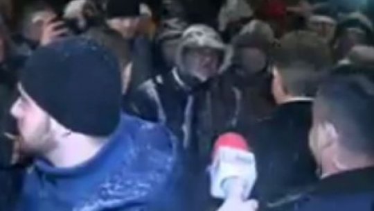 Protestele pro şi contra guvernului continuă. Klaus Iohannis a ieşit la discuţii