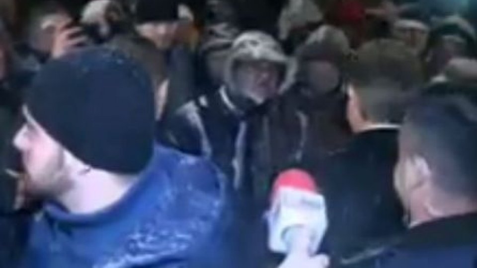 Protestele pro şi contra guvernului continuă. Klaus Iohannis a ieşit la discuţii