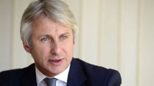 Mai mulţi senatori cer abrogarea unui articol din legea funcţionarilor publici