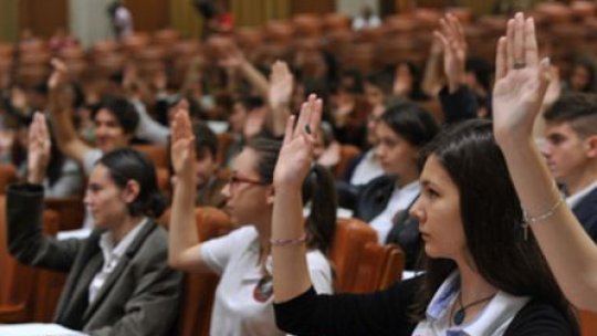Peste 100 de elevi şi studenţi, "parlamentari" pentru o zi