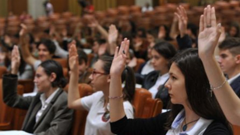 Peste 100 de elevi şi studenţi, "parlamentari" pentru o zi