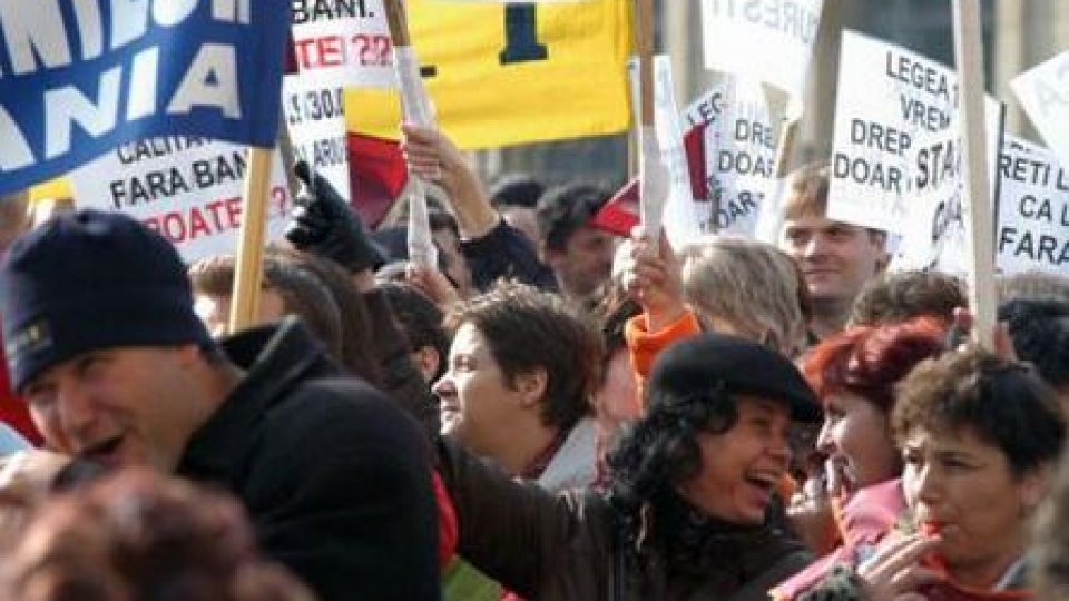 Proteste ale sindicaliştilor din administraţie în faţa Parlamentului