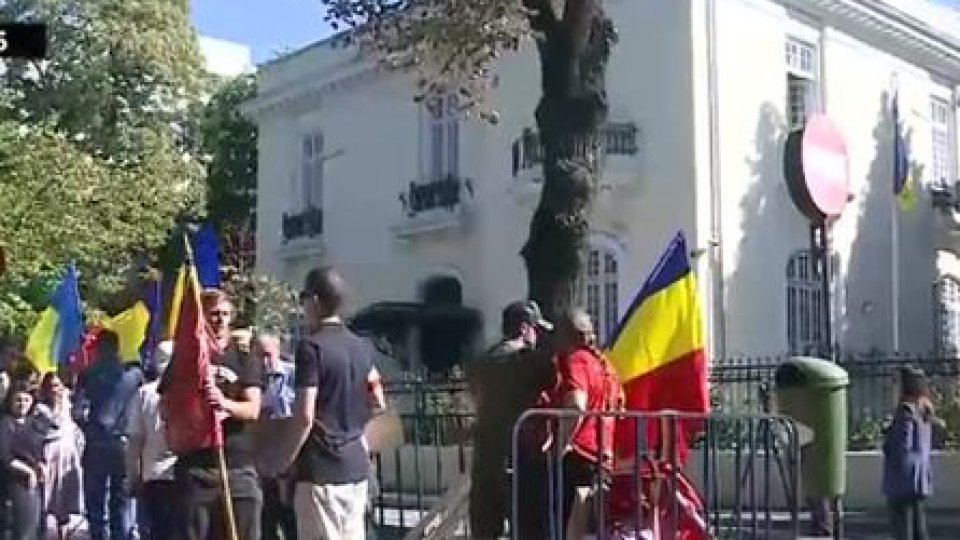 Proteste în faţa Ambasadei Ucrainei la Bucureşti