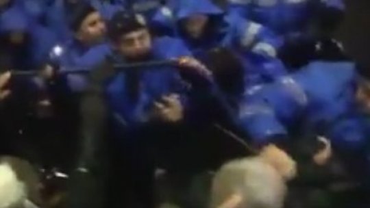 Jandarmeria Capitalei anchetează acțiunea jandarmului care a lovit un protestatar