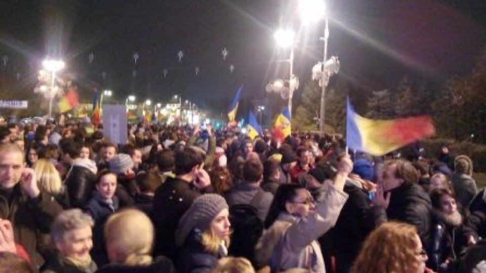 Mii de oameni au cerut demisia lui Dragnea în Piața Victoriei