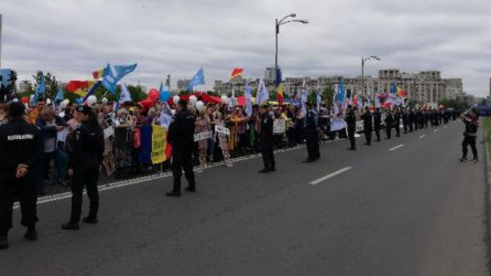 Mii de oameni au protestat în timpul dezbaterii moțiunii de cenzură