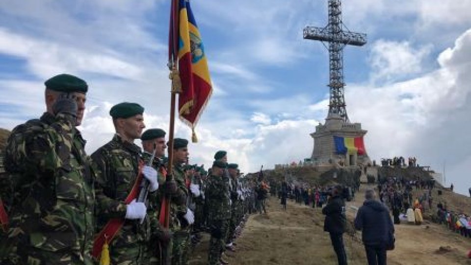 Ceremonii militare şi religioase, la Crucea Eroilor Neamului