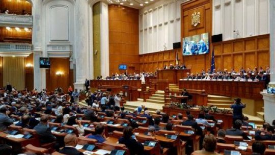 Moţiunea de cenzură, citită în plenul reunit al Parlamentului