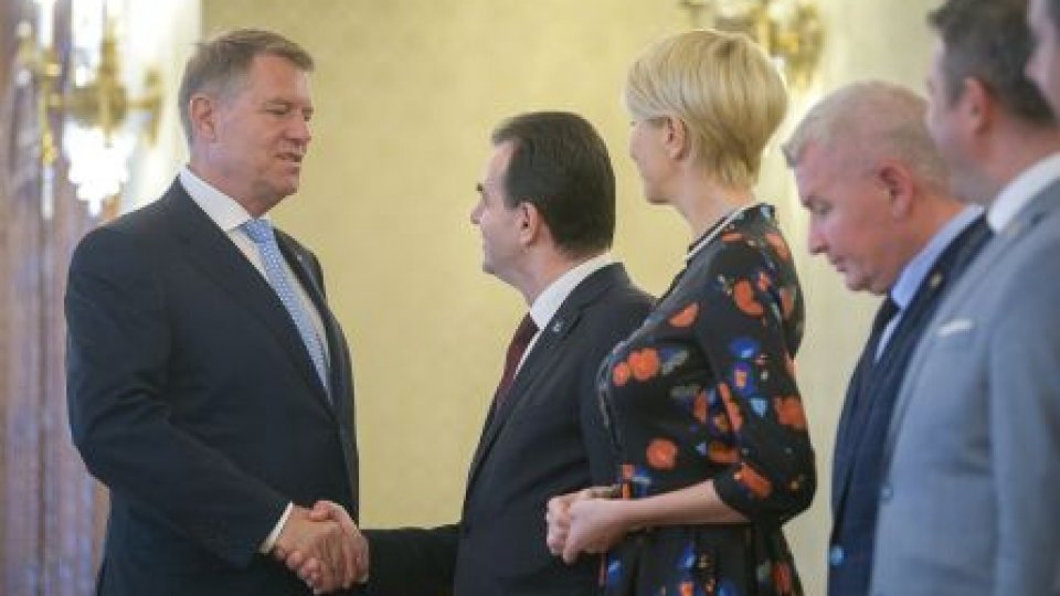 Ce mesaje transmit președintele și premierul de Ziua Constituției