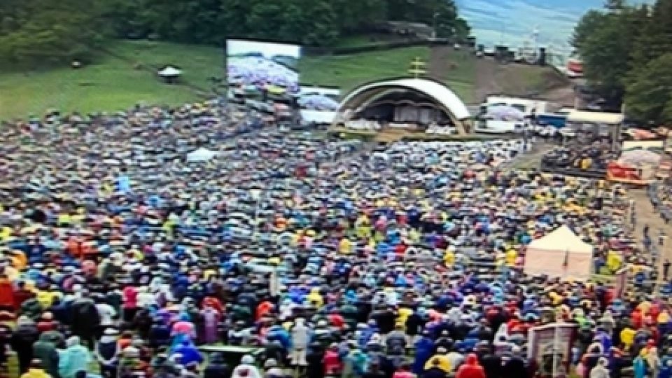 Peste 250.000 de persoane au participat  la întâlnirile cu Papa Francisc de la Şumuleu Ciuc şi Iaşi
