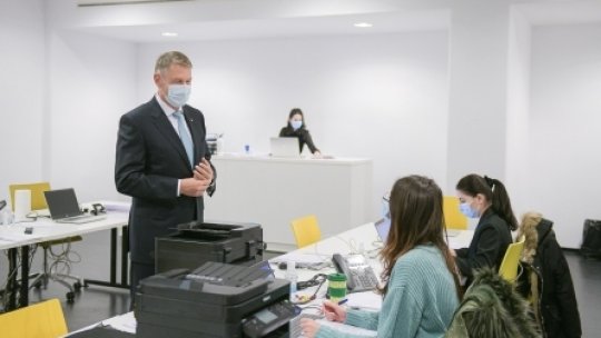 Președintele Iohannis, în vizită la call center-ul Direcţiei de Sănătate Publică Bucureşti