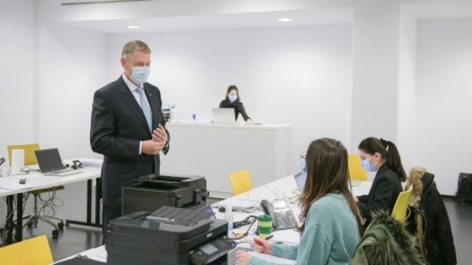 Președintele Iohannis, în vizită la call center-ul Direcţiei de Sănătate Publică Bucureşti