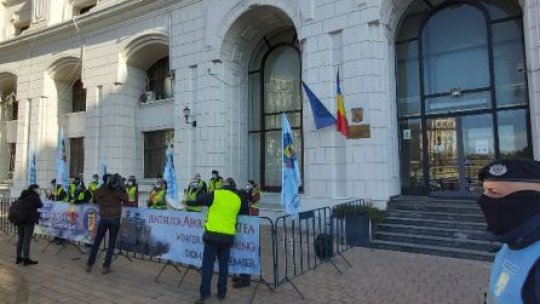 Proteste la Guvern și la sediile partidelor din coaliție