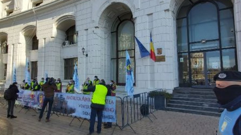 Proteste la Guvern și la sediile partidelor din coaliție