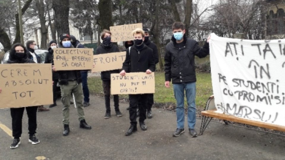 Studenţii şi elevii continuă protestele