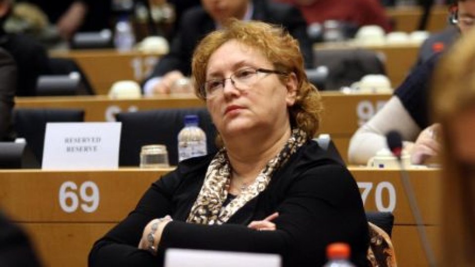 Parlamentul a revocat-o pe Renate Weber din funcţia de Avocat al Poporului