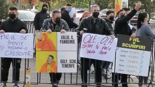 Proteste la intrarea în Romexpo, unde se desfăşoară congresul PNL