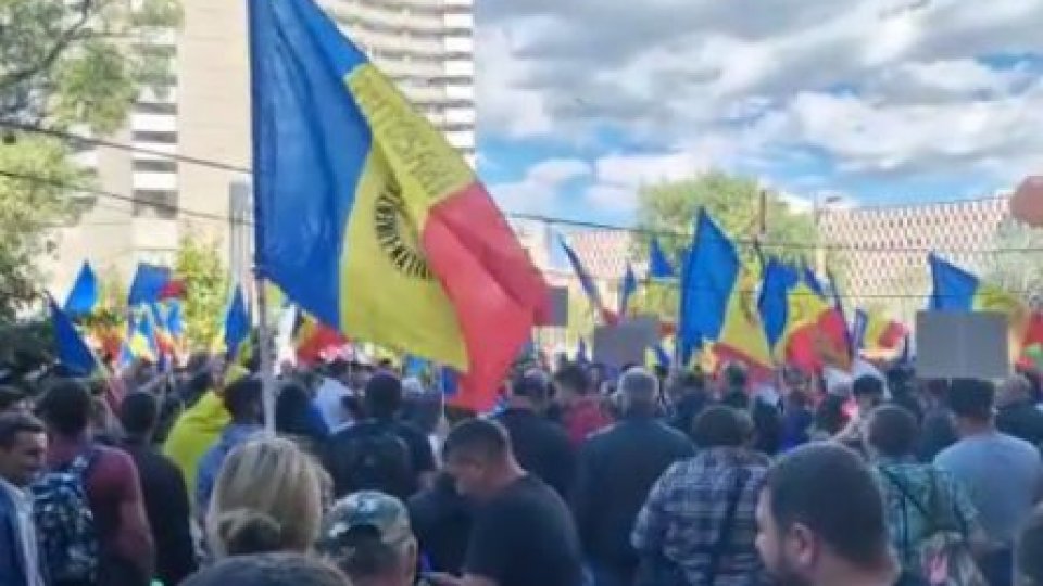 Protestatarii din Piața Victoriei s-au împărțit în două tabere