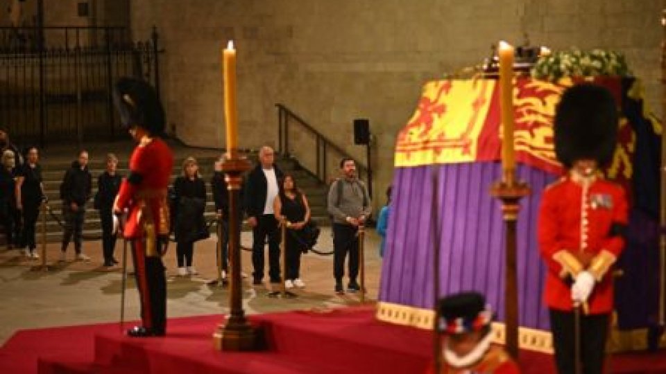 Coada de kilometri întregi la catafalcul Reginei Elisabeta a II-a