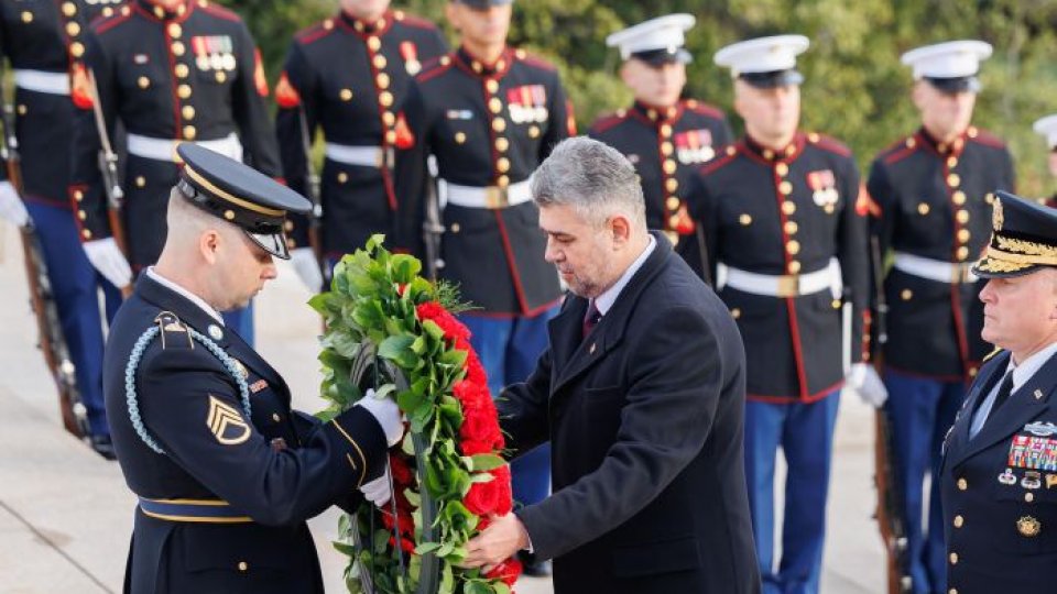 Premierul Marcel Ciolacu a depus o coroană de flori la Mormântul Soldatului Necunoscut din Cimitirul Arlington