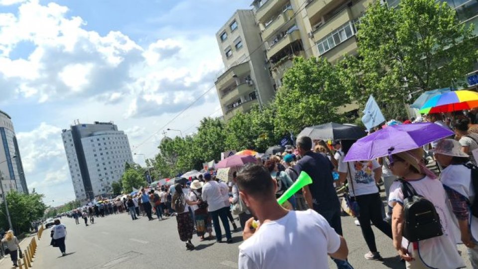 Angajaţii din învățământ protestează  la Palatul Cotroceni