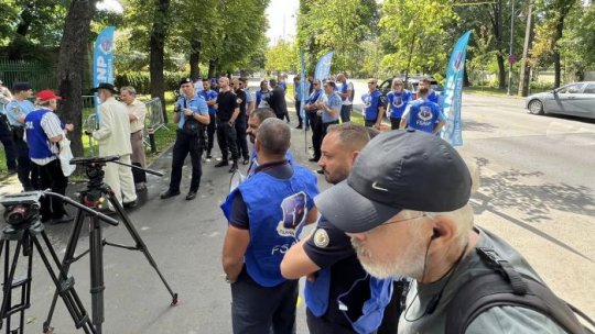 Poliţiştii din sistemul penitenciar au pichetat sediile partidelor aflate la guvernare