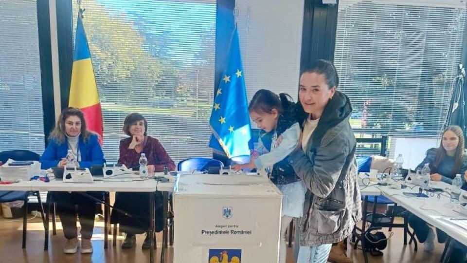 S-au deschis secţiile de votare din Italia