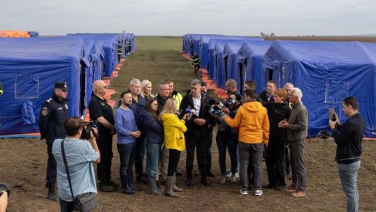 Premierul Marcel Ciolacu şi preşedintele Senatului, Nicolae Ciucă, au vizitat tabăra amenajată pentru sinistraţi