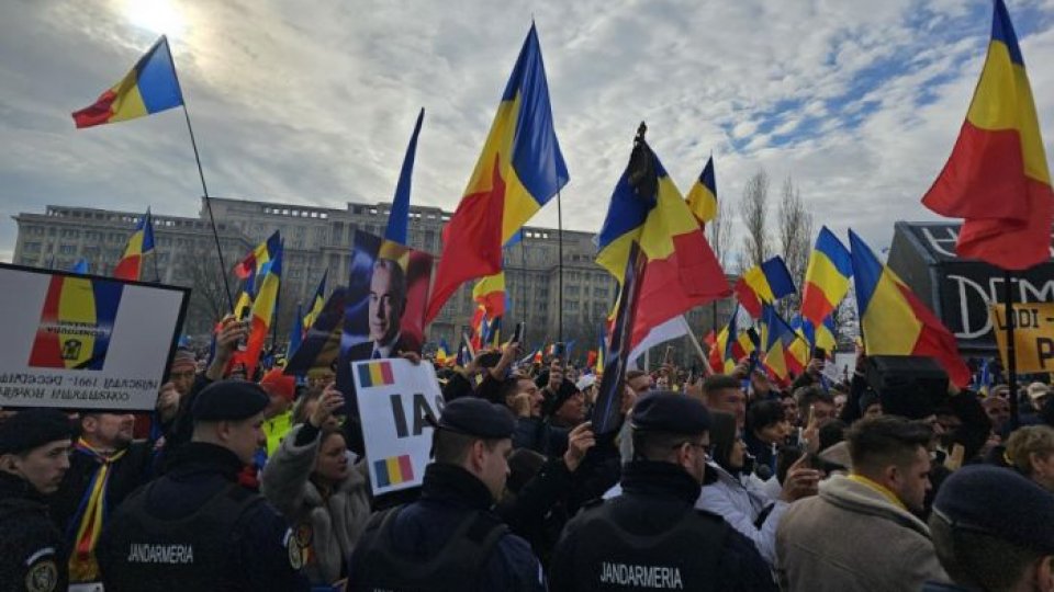 Protest în faţa Palatului Parlamentului faţă de decizia CCR de anulare a alegerilor prezidenţiale