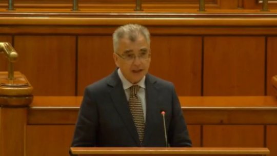 Opoziţia şi-a prezentat moţiunea de cenzură în plenul Parlamentului