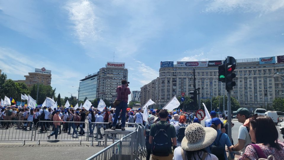 Sindicalişti şi angajaţi neafiliaţi protestează în Piaţa Victoriei