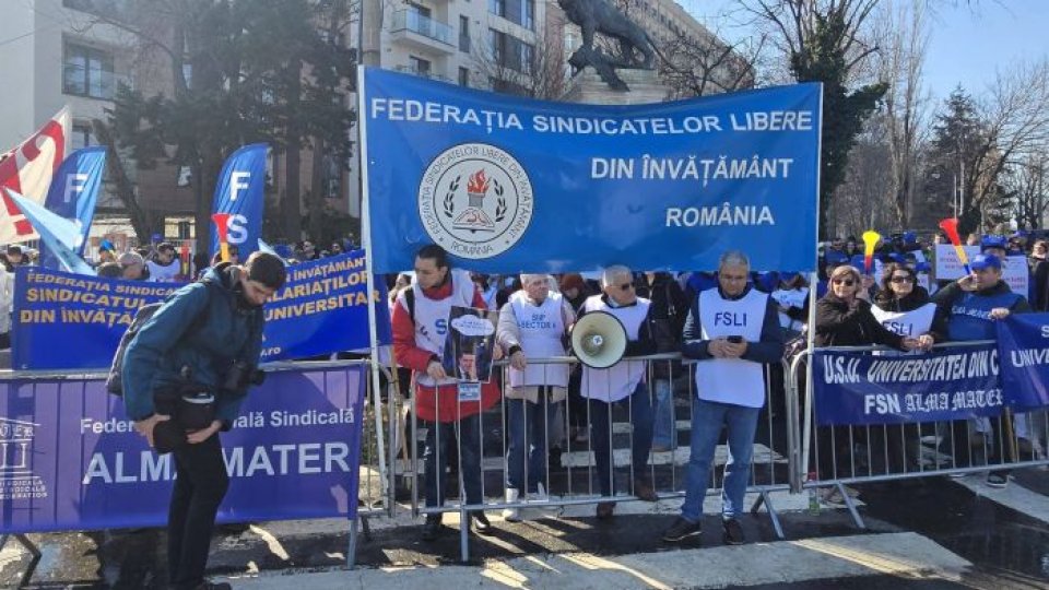 Sute de cadre didactice şi studenţi protestează la Palatul Cotroceni